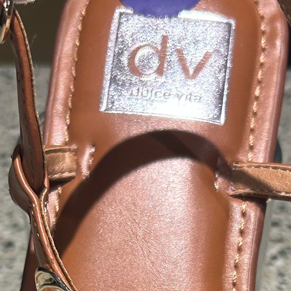 NWT- “Dolce Vita “Chic Tan Sandals with gold Accents - Picture 4 of 4